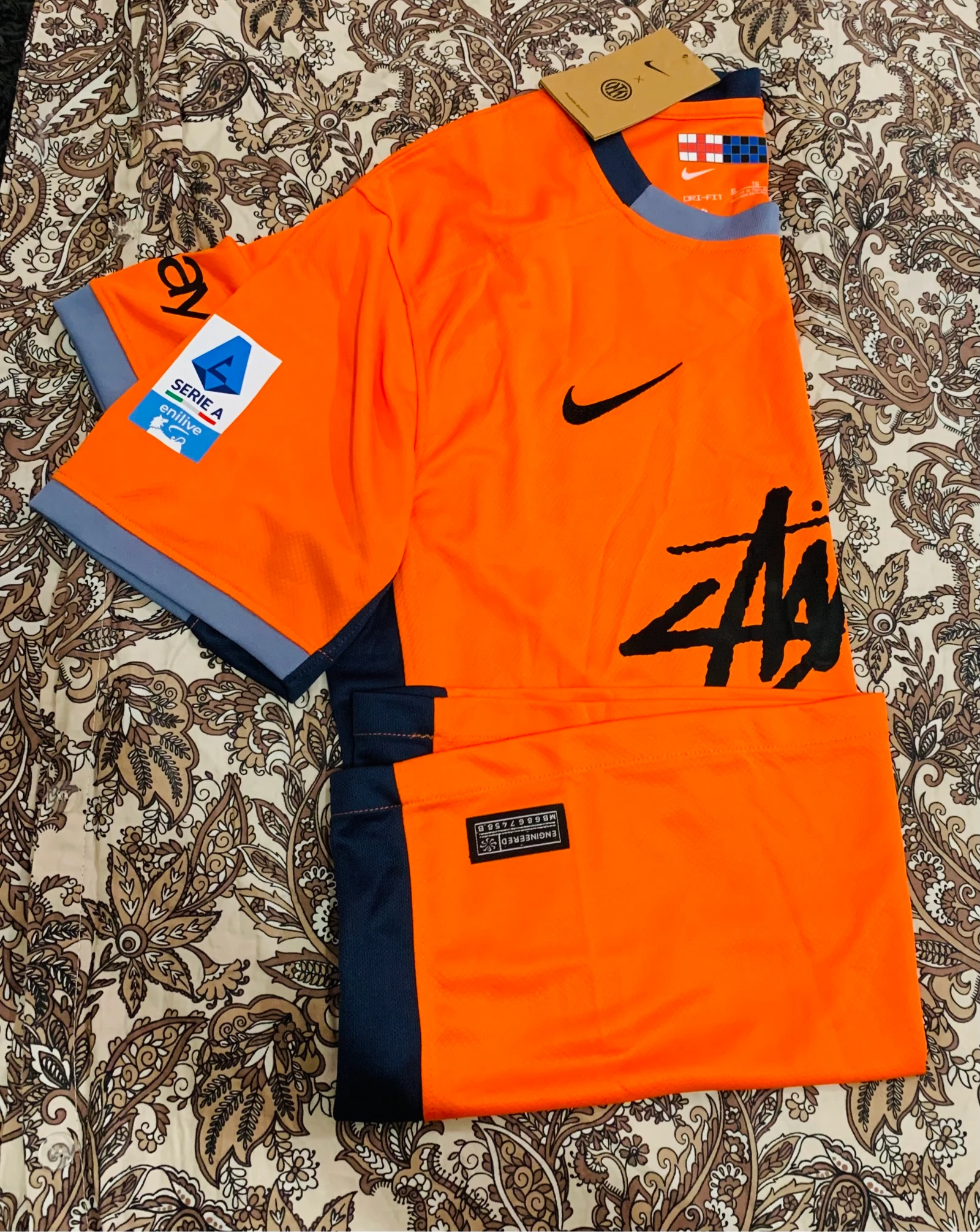 Maillot AC Milan Orange Homme – Design Sportif, Confortable et Élégant